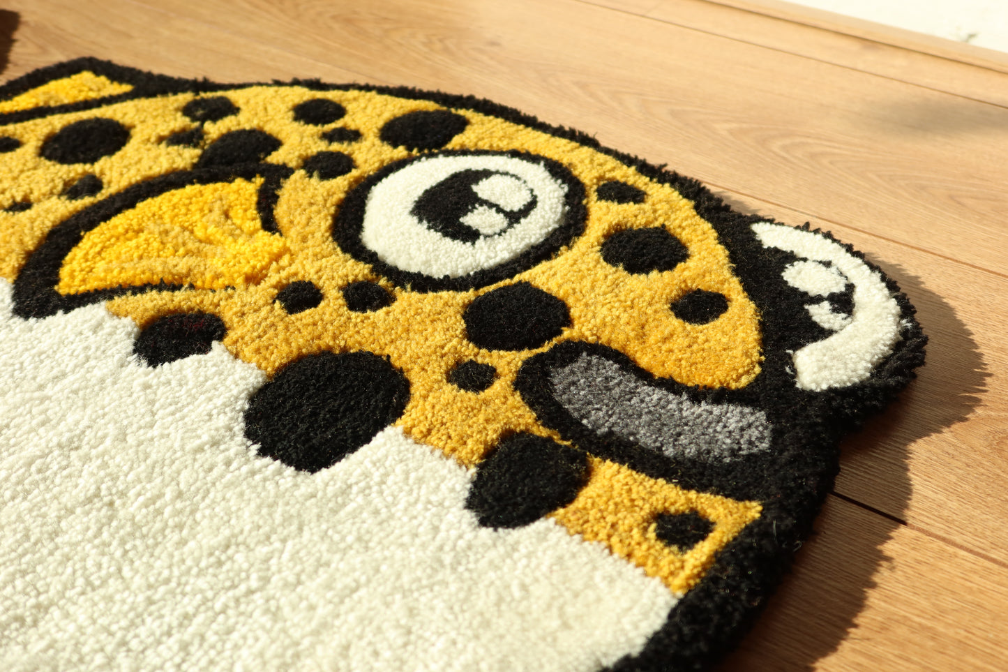 Detailed Head of Green Spotted Puffer (Tetraodon nigroviridis) Rug – Handmade Design Featuring Vibrant Green Spots