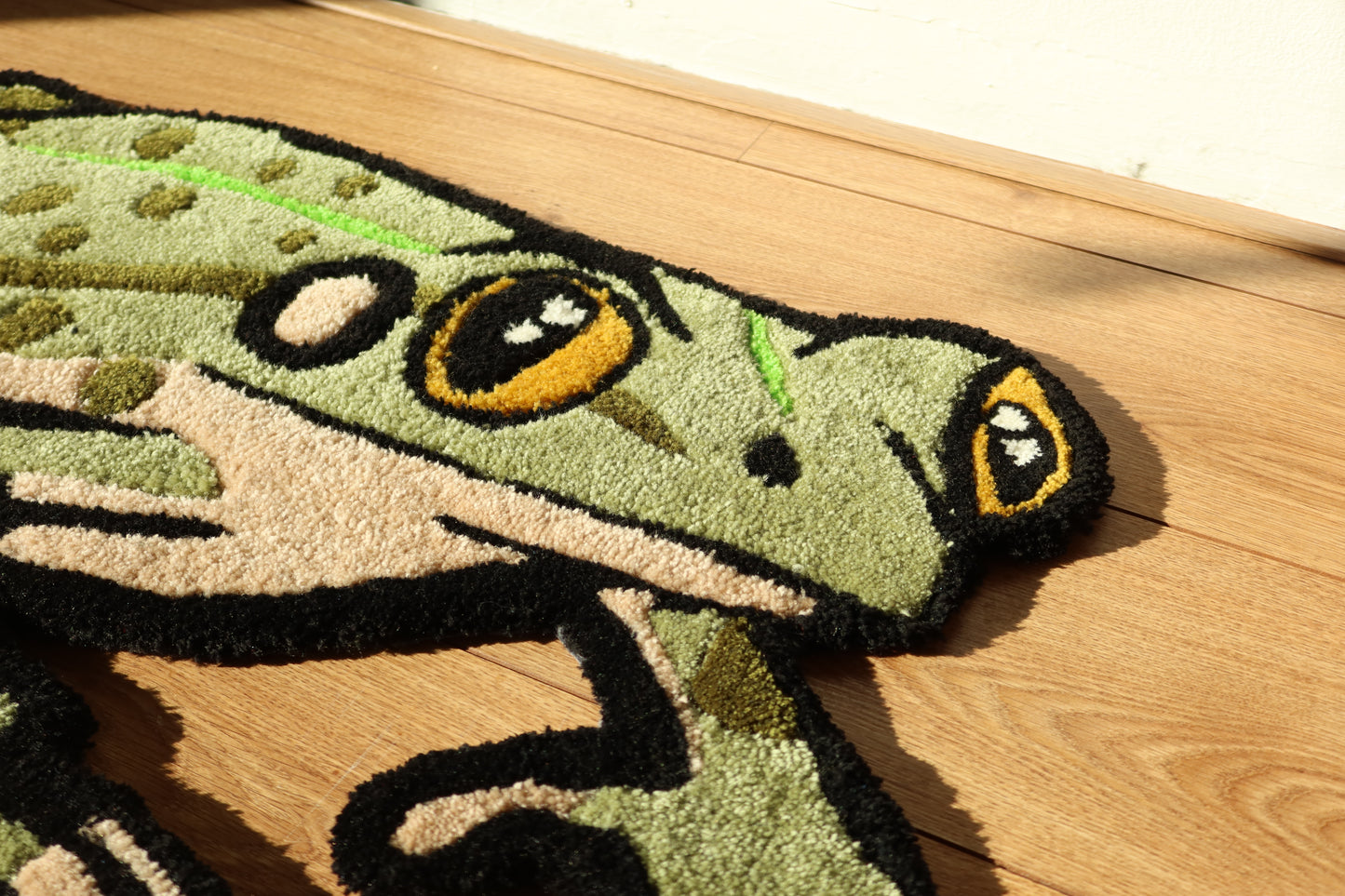 Detailed Head of Marsh Frog (Pelophylax ridibundus) Rug – Handmade Design Capturing Realistic Amphibian Features