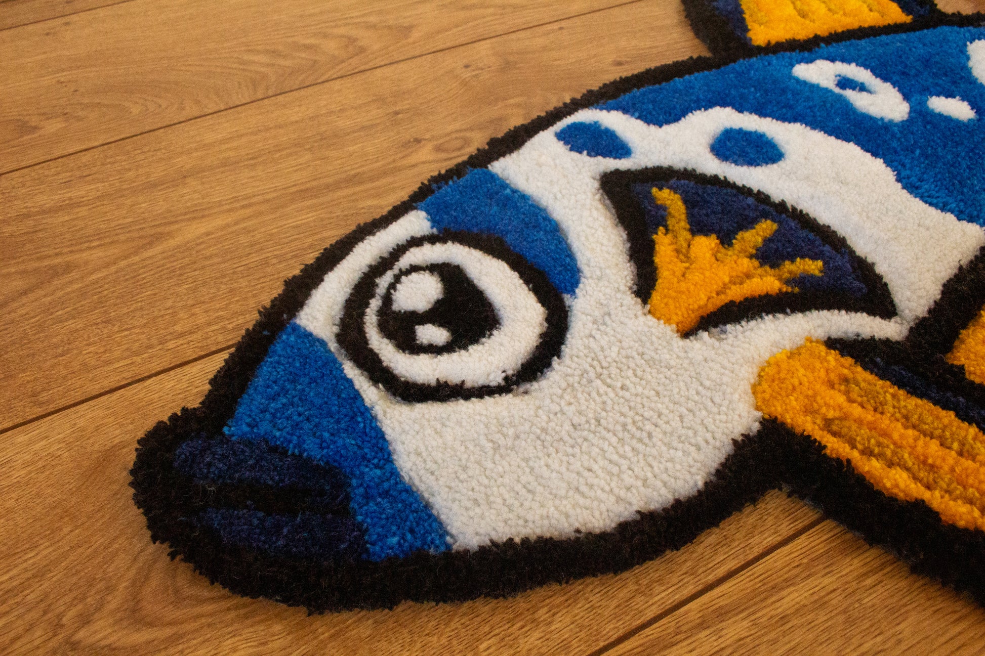 Detailed Head of Betta Splendens (Betta splendens) Rug – Handmade Design with Rich Blue and Red Accents