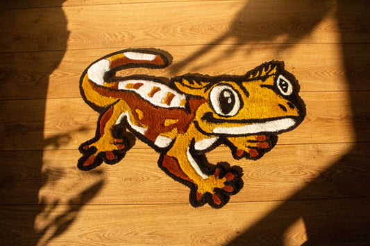  Handmade Crested Gecko (Correlophus ciliatus) Rug – Cozy Reptile Decor with Earthy Tones