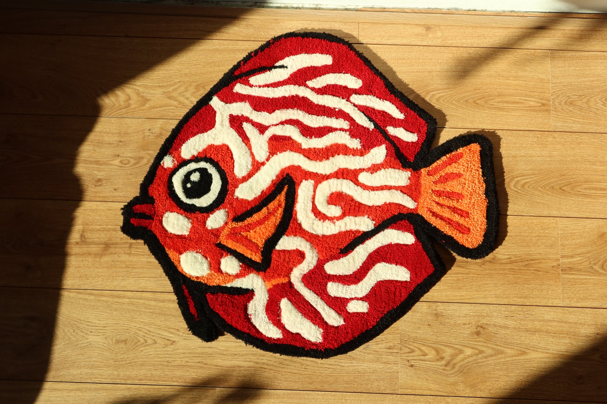 Handmade Discus (Symphysodon aequifasciatus) Rug – Cozy, Colorful Aquarium Decor with Intricate Patterns